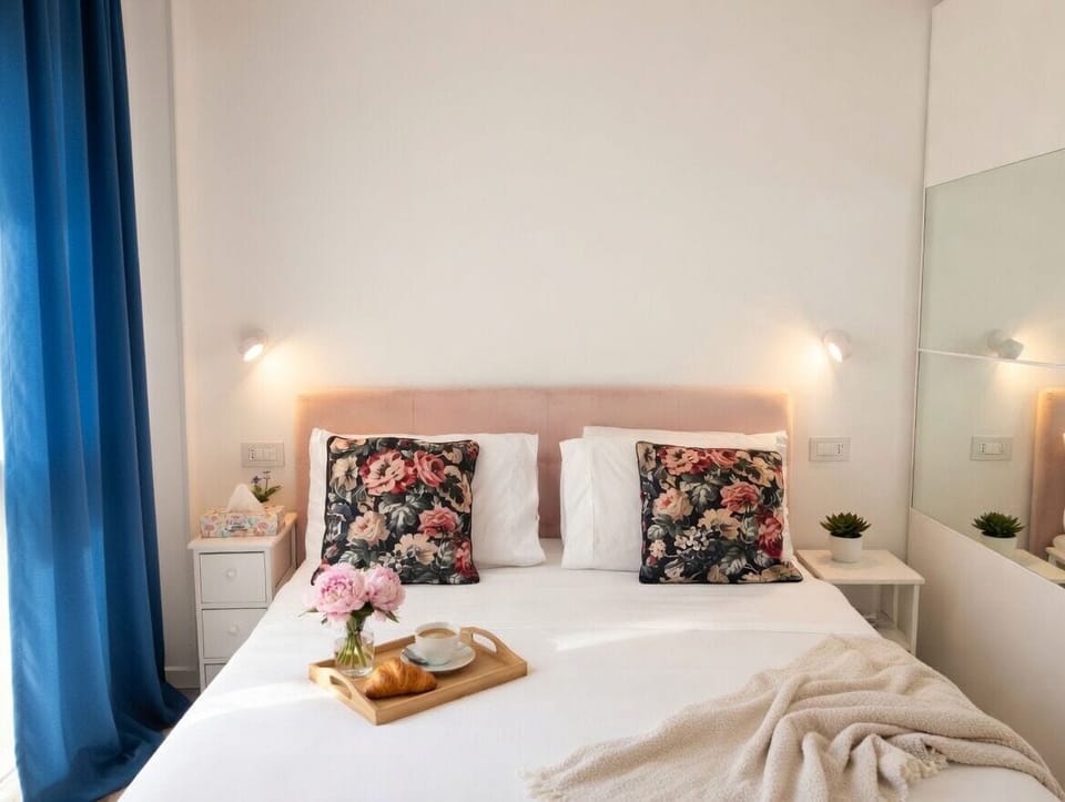 Deluxe Penthouse, Courtyard View | Desk, laptop workspace, blackout drapes, soundproofing