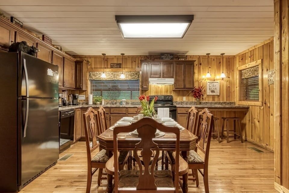 Cabin, 2 Bedrooms | Private kitchen | Coffee/tea maker, fridge, oven, stovetop