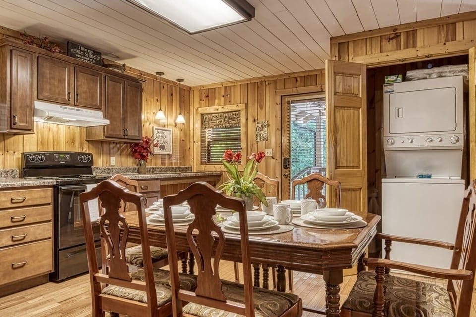 Cabin, 2 Bedrooms | Dining