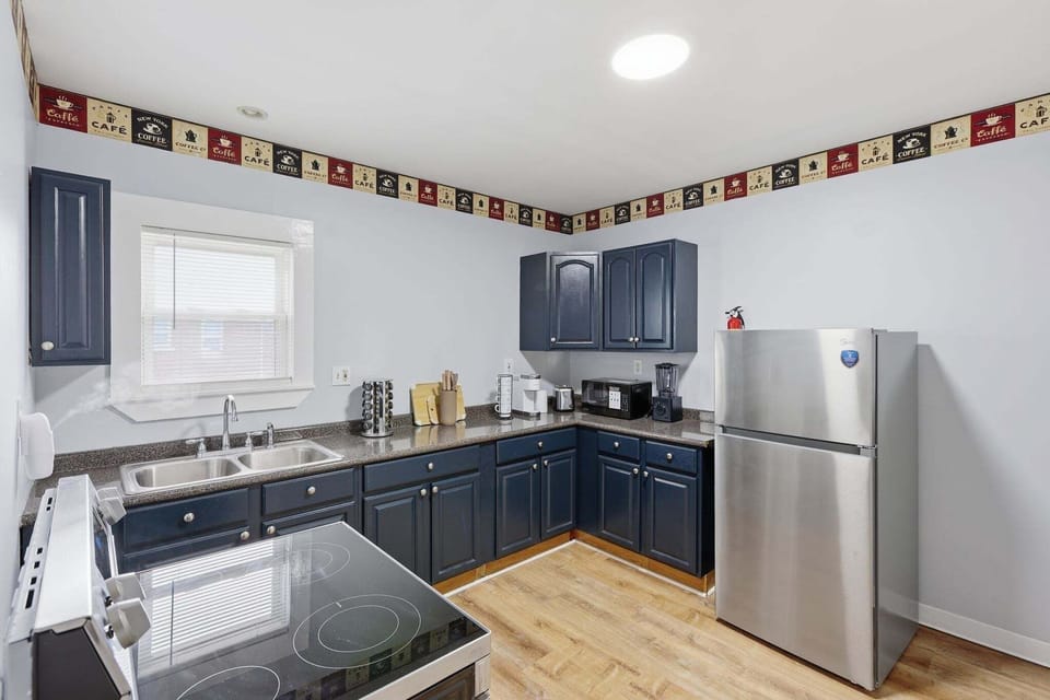 Duplex, 2 Bedrooms | Private kitchen | Fridge, oven, coffee/tea maker, toaster