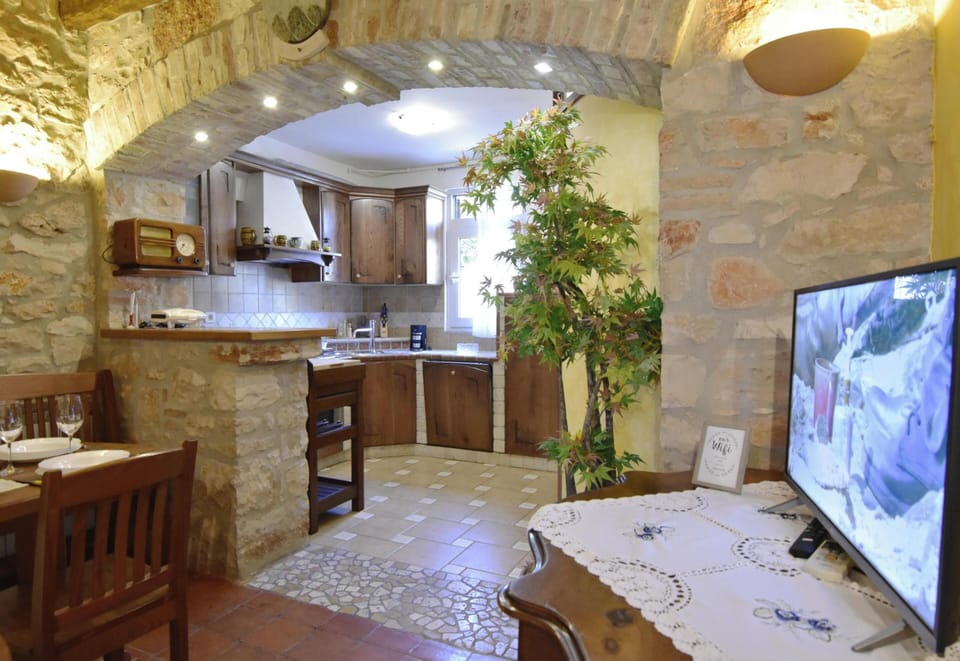 Apartment, 1 Bedroom, Patio, Garden View | Living room