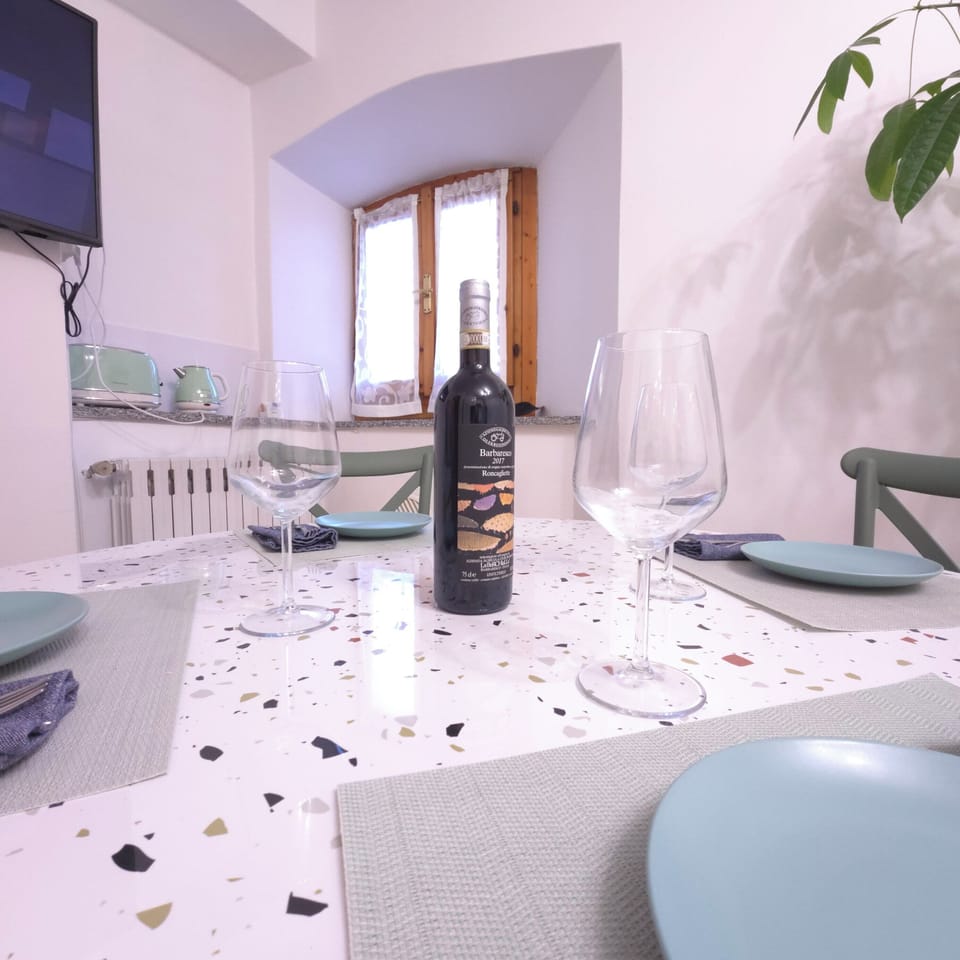 Comfort Duplex, 2 Bedrooms, Courtyard View | Dining