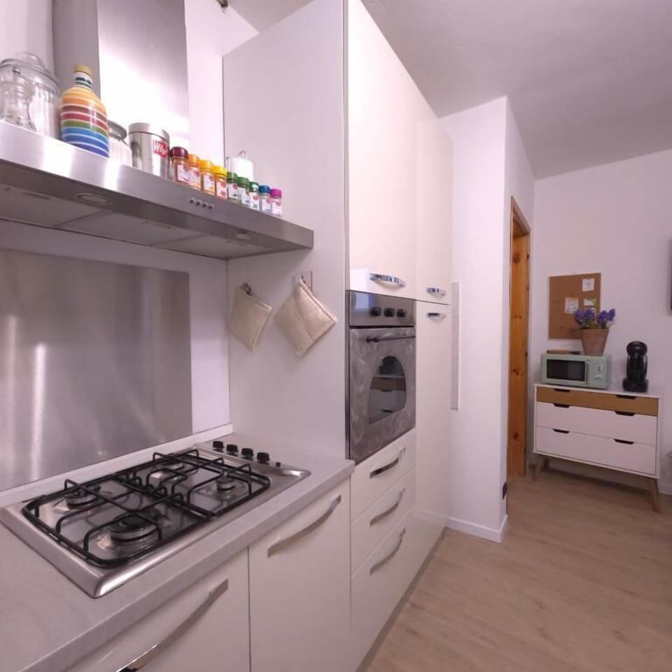 Comfort Duplex, 2 Bedrooms, Courtyard View | Private kitchen | Dining tables