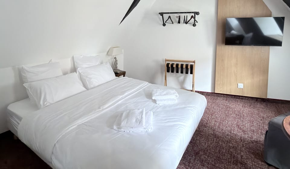 Triple Room | Iron/ironing board (on request), cribs (free), WiFi (free), bed sheets