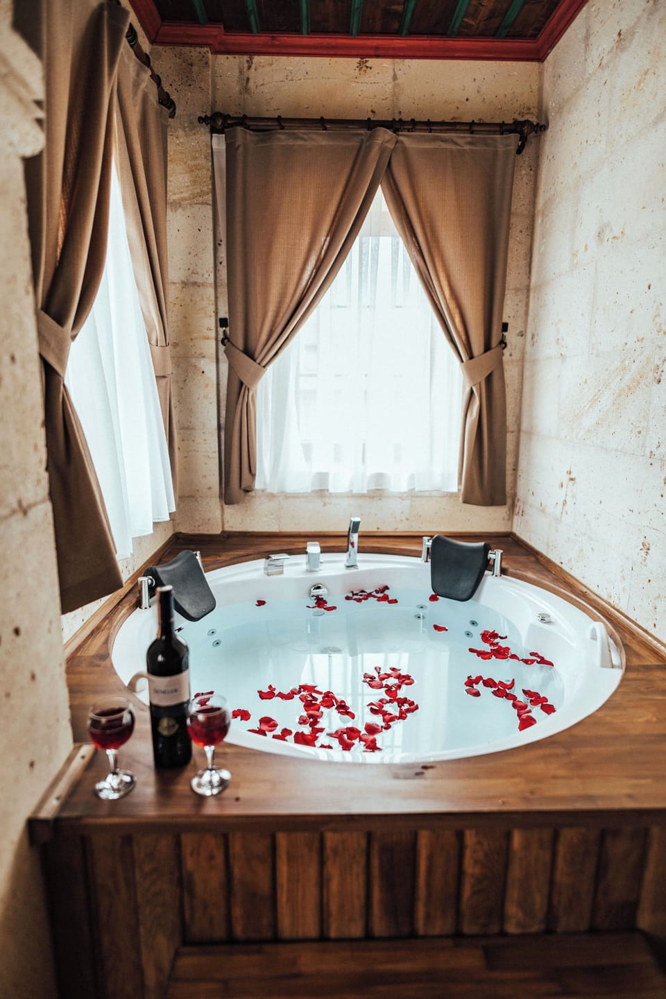 Deluxe Double Room, 1 King Bed, Non Smoking | Bathroom | Hair dryer, slippers, towels, soap