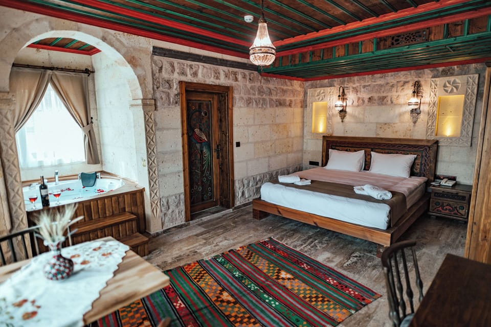 Deluxe Double Room, 1 King Bed, Non Smoking | In-room safe, desk, laptop workspace, free WiFi