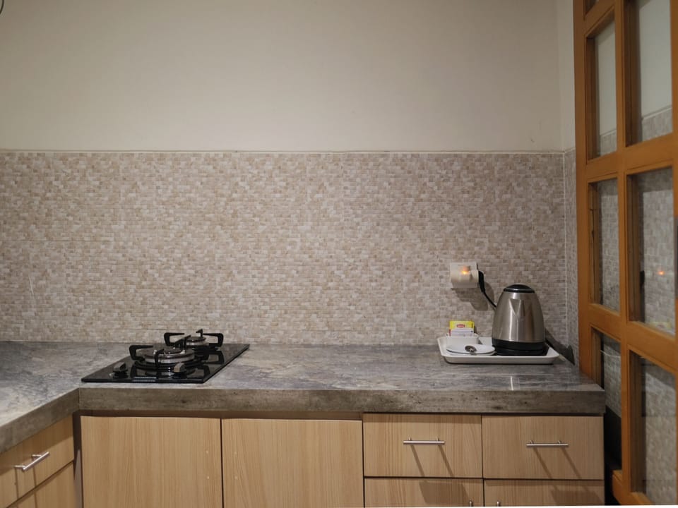 Deluxe Double Room, Balcony, Garden View | Private kitchen