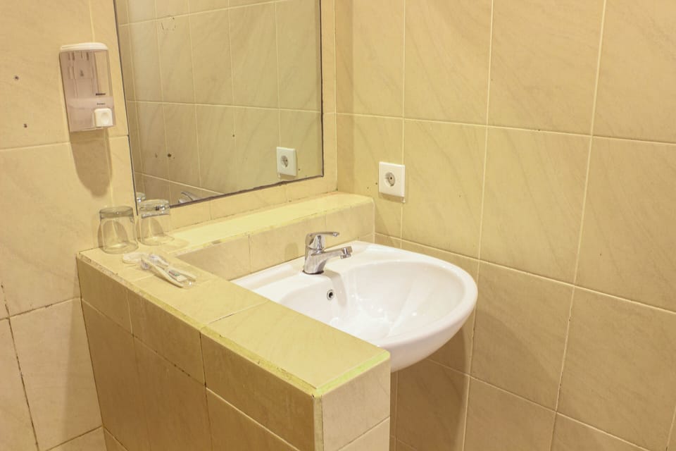 Deluxe Room | Bathroom | Shower, towels, soap, shampoo