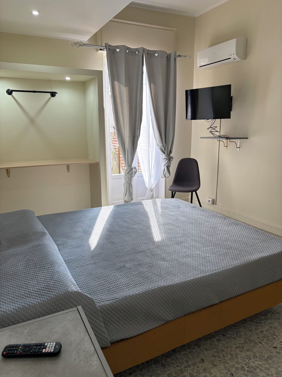 Deluxe Room | Iron/ironing board, free WiFi
