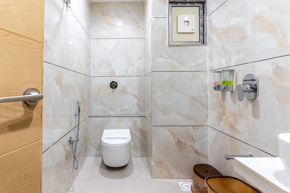 Deluxe Double Room | Bathroom | Shower, towels, soap, shampoo