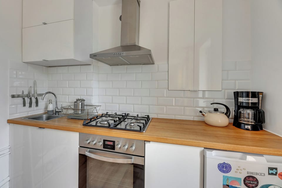 Family Apartment | Private kitchen | Fridge, oven, dishwasher, cookware/dishes/utensils