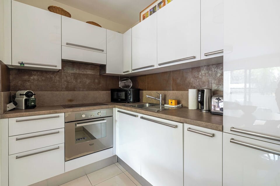 Apartment | Private kitchen | Fridge, microwave, oven, stovetop