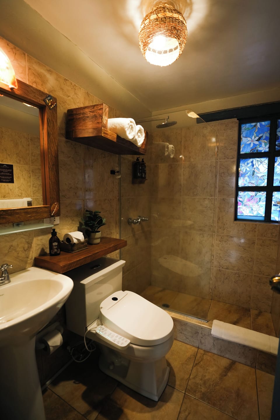 Traditional Double Room | Bathroom | Combined shower/tub, rainfall showerhead, free toiletries