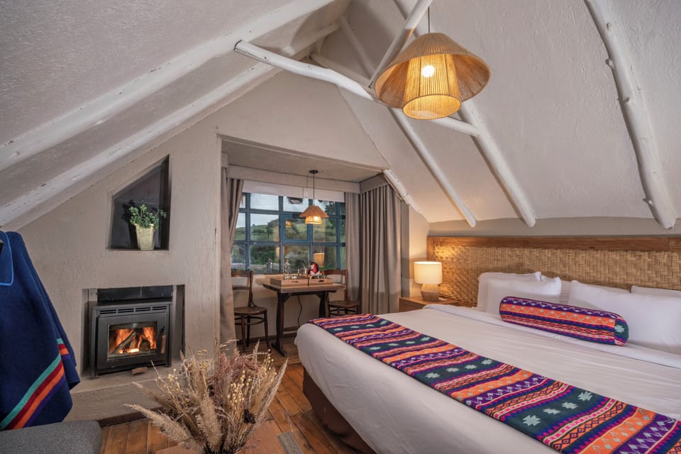 Junior Suite | In-room safe, desk, bed sheets