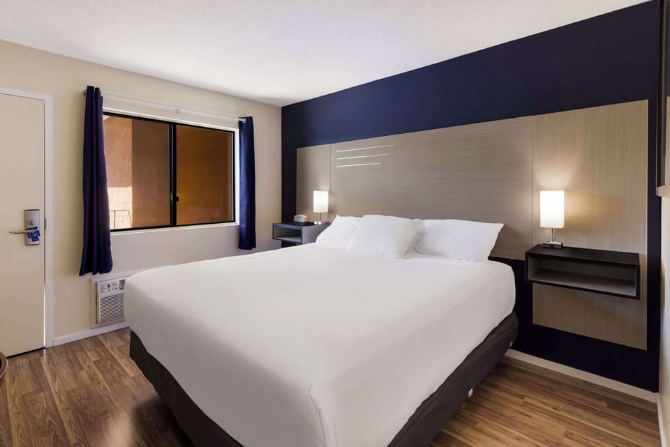 Room, 1 King Bed, Non Smoking | Iron/ironing board, free WiFi, bed sheets