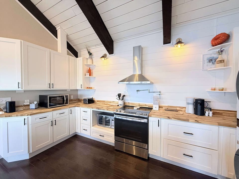 House, Multiple Beds, Patio (Wide Sky Chateau) | Private kitchen