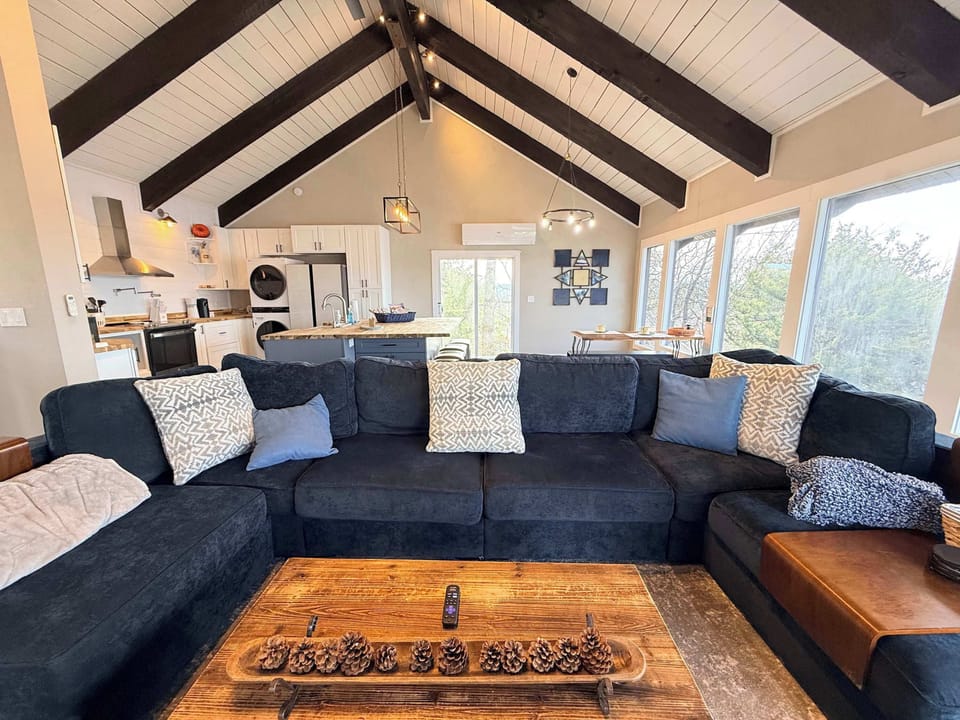 House, Multiple Beds, Patio (Wide Sky Chateau) | Living area