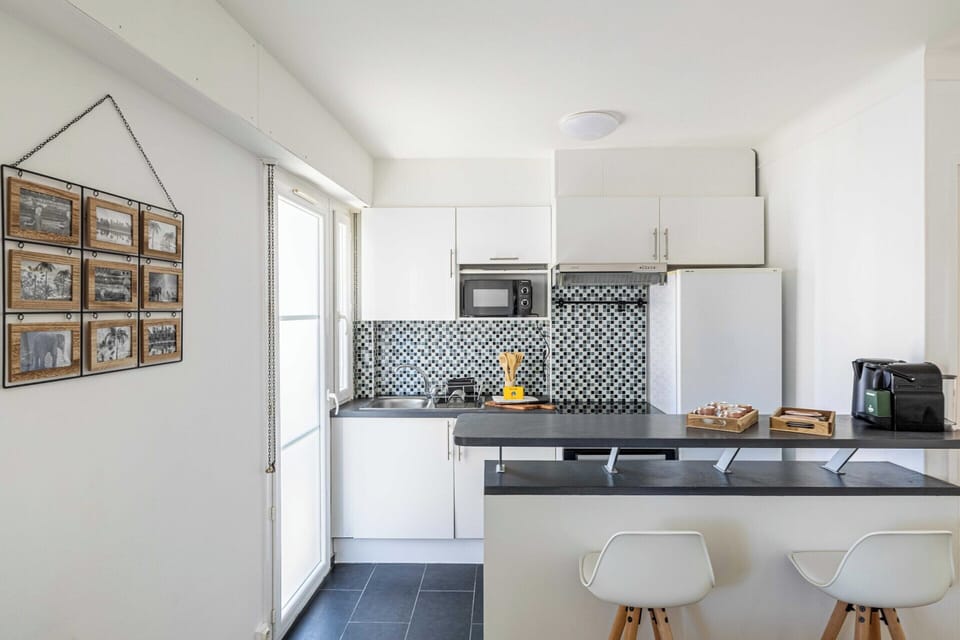 Apartment | Private kitchen | Fridge, microwave, oven, stovetop
