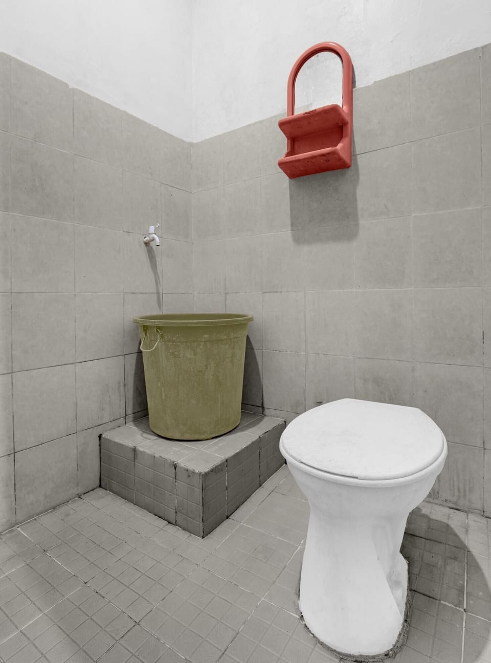 Shower, free toiletries, bidet, towels
