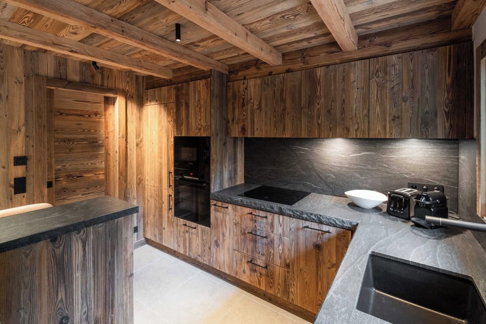 Chalet | Private kitchen | Fridge, microwave, oven, stovetop