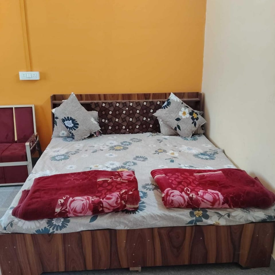 Luxury Single Room, Balcony, Garden View | Laptop workspace