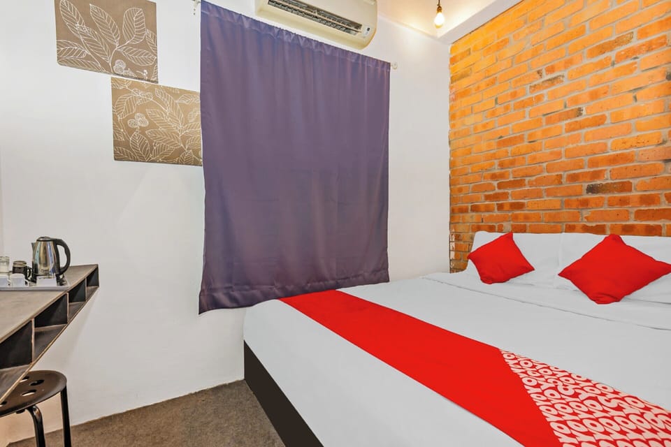 Family Room | Desk, laptop workspace, iron/ironing board, free WiFi