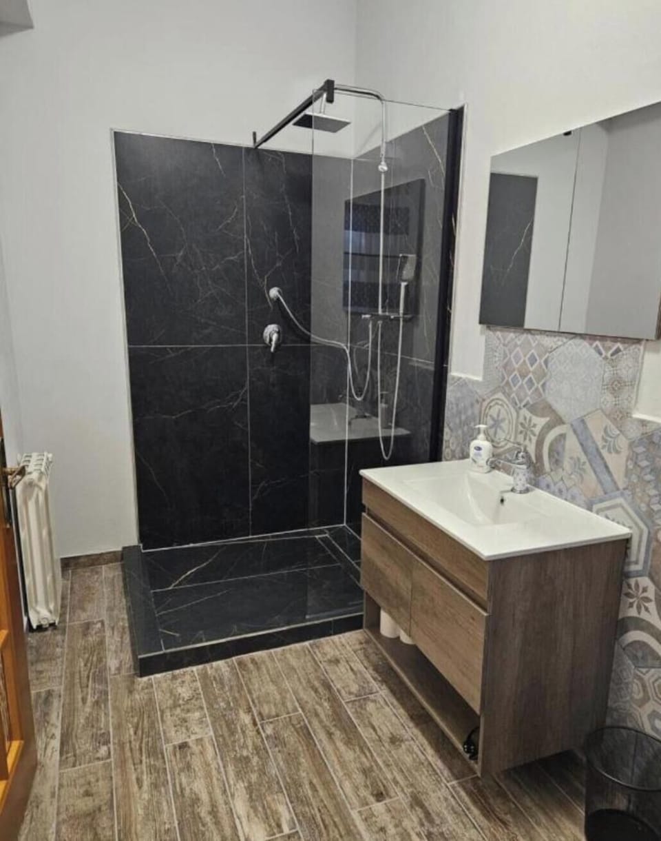 Deluxe Triple Room, Sea View | Bathroom | Shower, rainfall showerhead, hair dryer, bidet