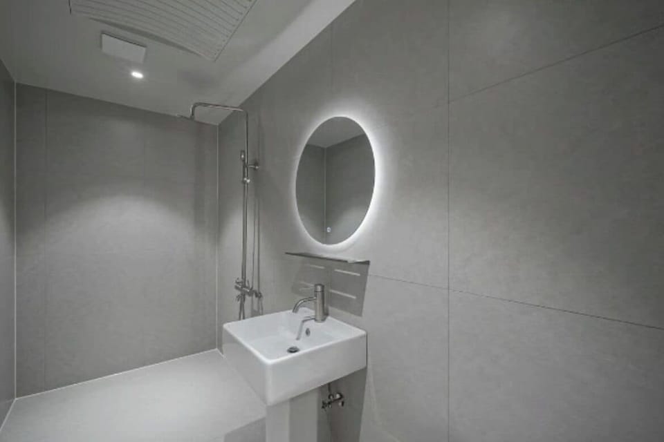 Classic Double Room | Bathroom | Shower, hair dryer, towels, soap