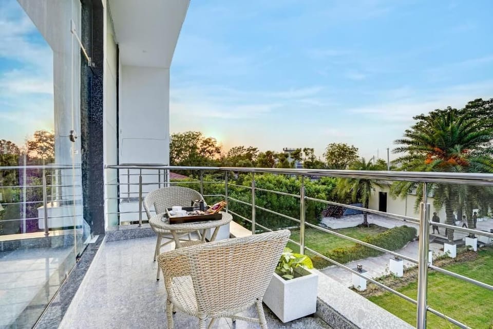 Deluxe Villa, Balcony, Garden View | Outdoor dining