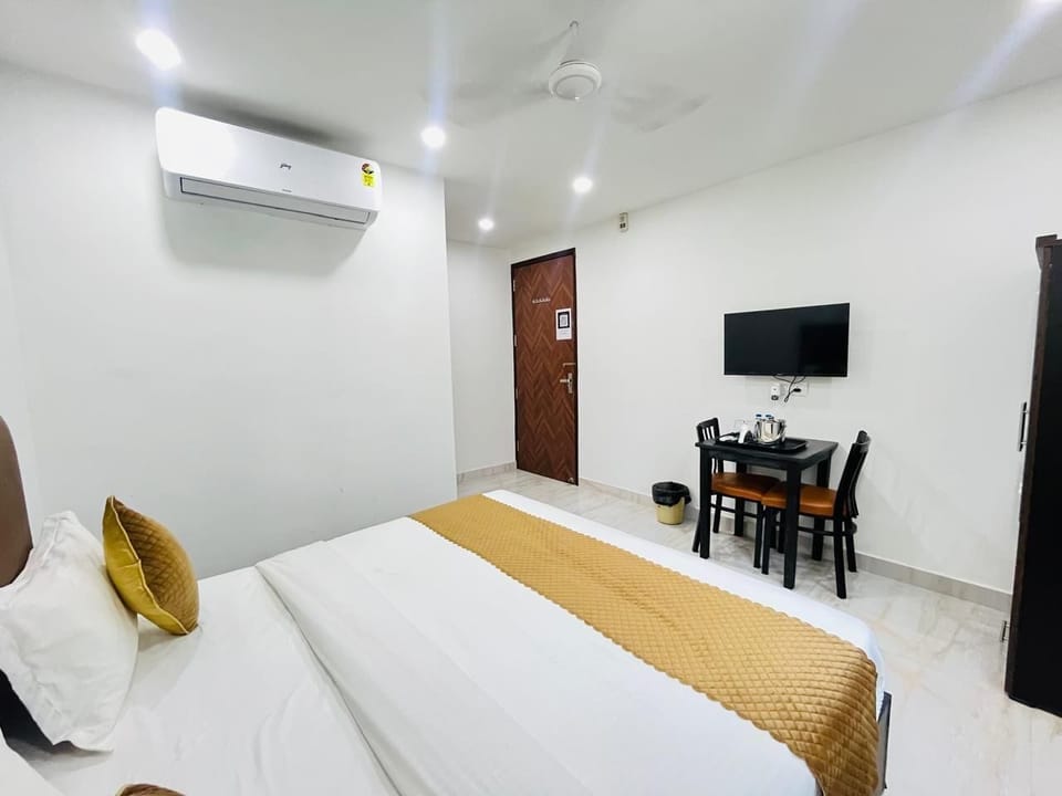 Deluxe Double Room, Balcony, City View | In-room safe, WiFi (free)