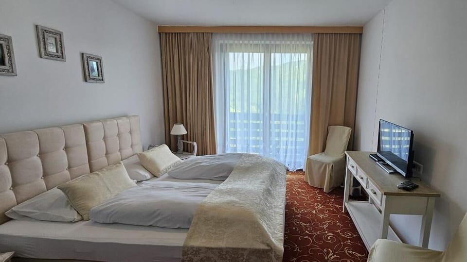 In-room safe, desk, free WiFi