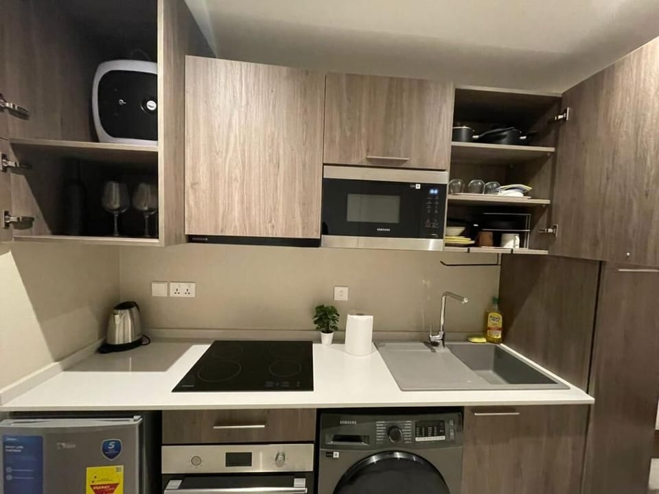 Mini-fridge, microwave, oven, stovetop