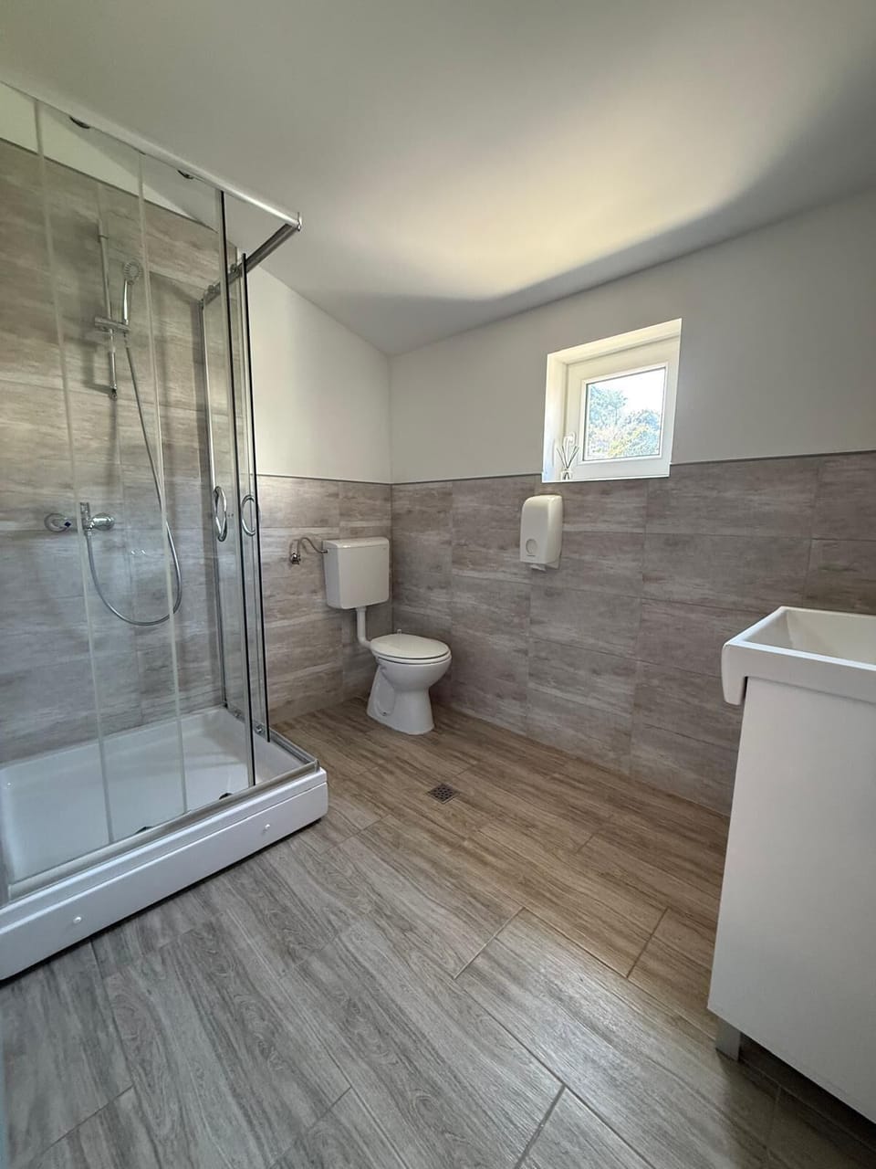 Family Quadruple Room | Bathroom | Shower, hair dryer, towels, soap