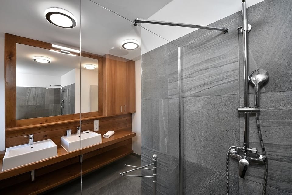 Comfort Double Room | Bathroom | Shower, free toiletries, hair dryer, towels