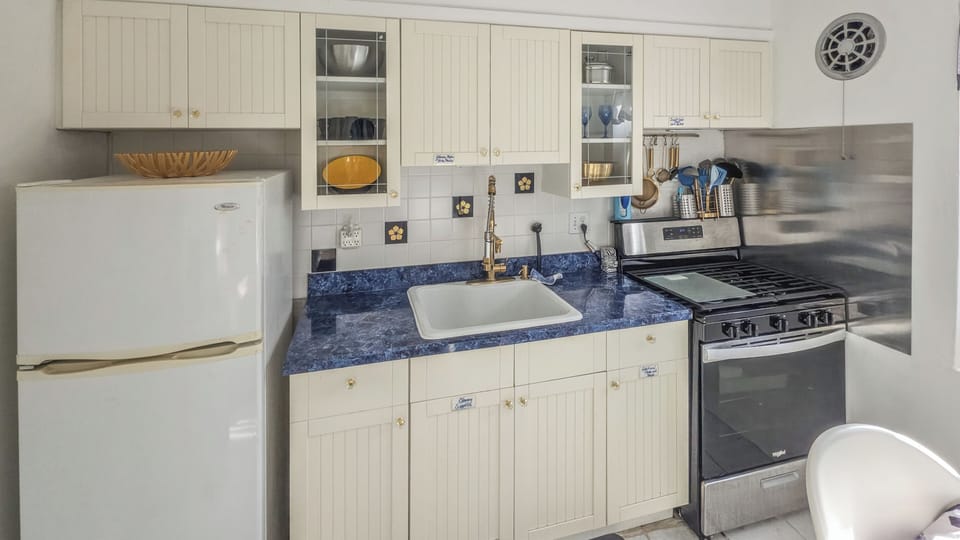 House, 2 Bedrooms | Private kitchen