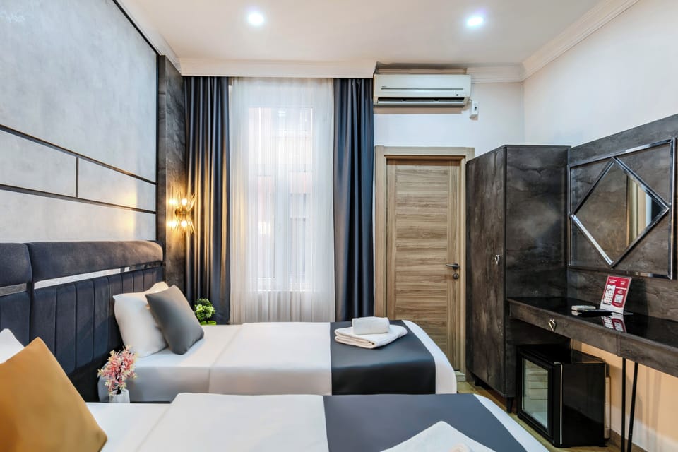 Deluxe Triple Room | In-room safe, desk, blackout drapes, soundproofing
