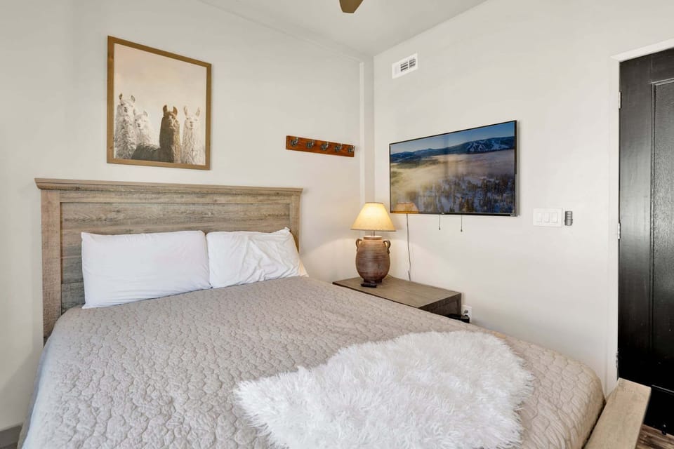 Cabin, Multiple Beds, Mountain View (2572) | 3 bedrooms, individually decorated, individually furnished, bed sheets
