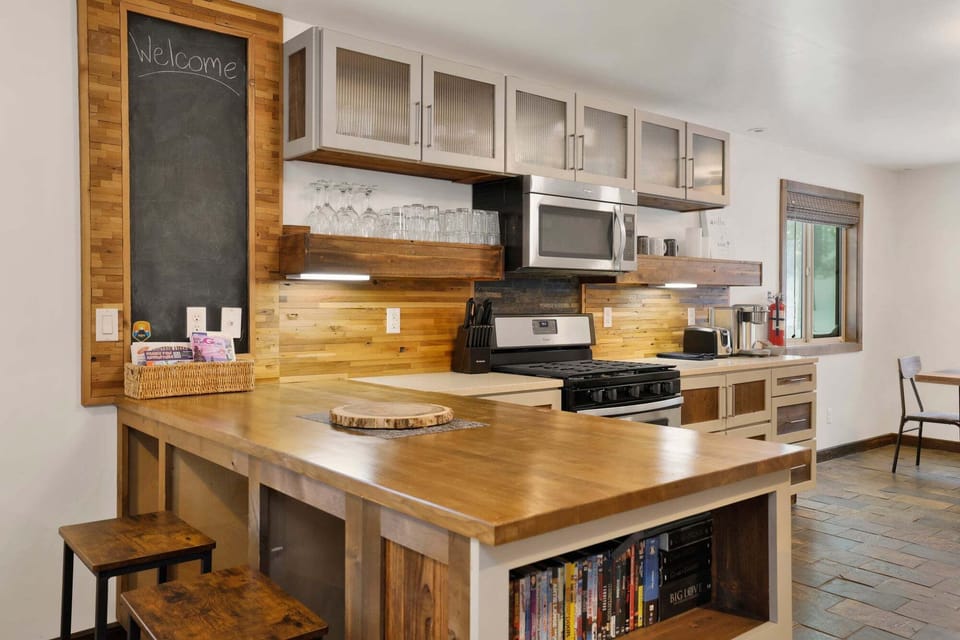 Cabin, Multiple Beds | Private kitchen