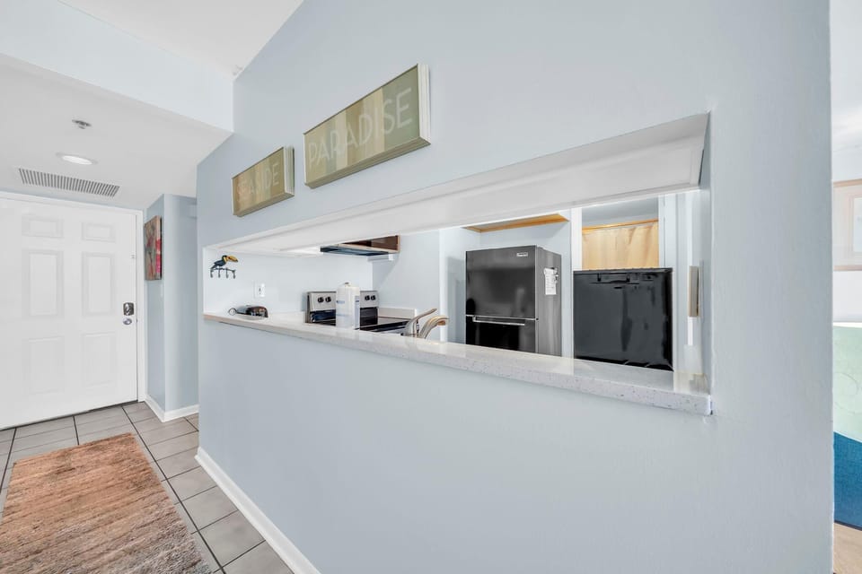 Condo, 1 Queen Bed with Sofa bed (Sunbird 202E) | Private kitchen