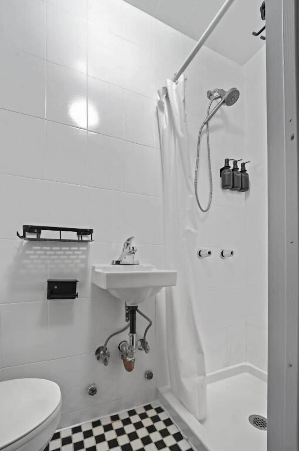 Prime Nest | Bathroom | Shower, hair dryer, towels, soap