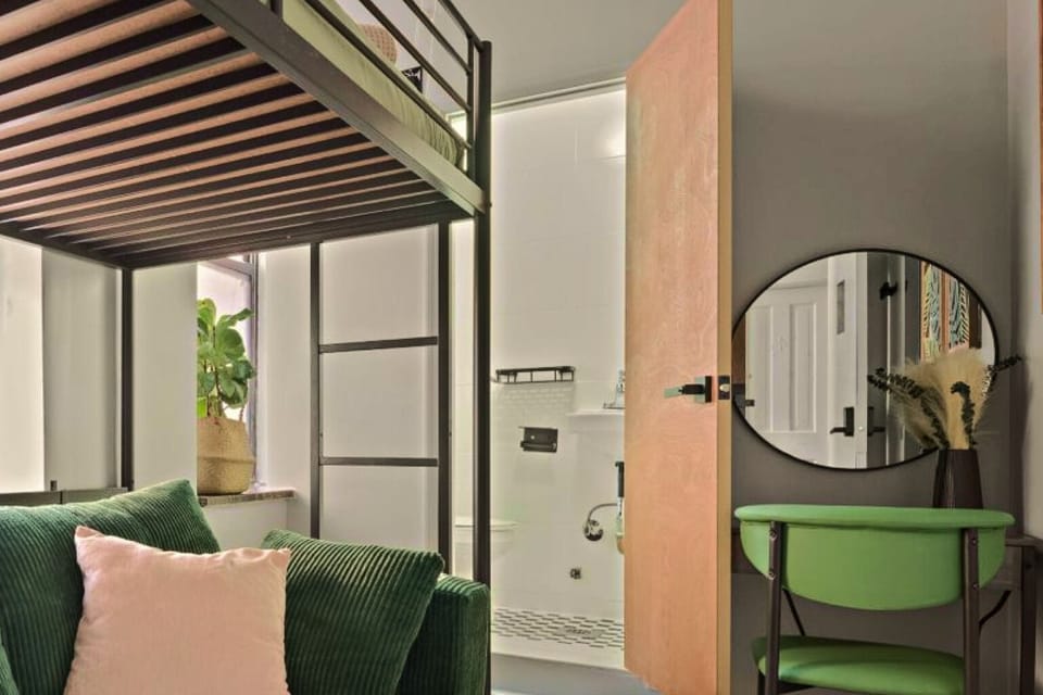 Sky nest | Laptop workspace, soundproofing, free WiFi, bed sheets