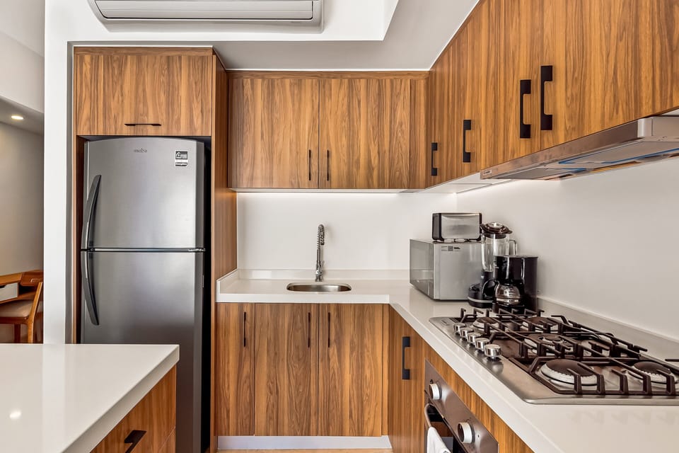 Condo, 1 King Bed with Sofa bed, Balcony, Ocean View (Sapphire Shores at Harbor Torre Norte) | Private kitchen