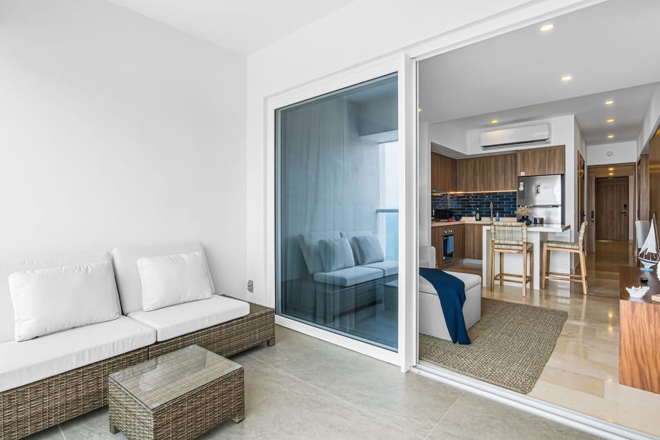 Condo, 1 King Bed with Sofa bed, Pool Access, Ocean View (Velvet Tide at Harbor 171 Torre Norte) | Living area