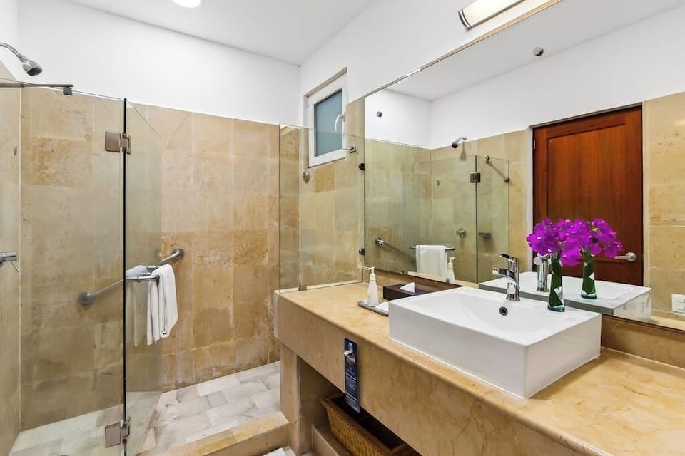 Modern Hillside Suite With Balcony, City View, Pools, gym & Full Kitchen Apartment in Puerto Vallarta