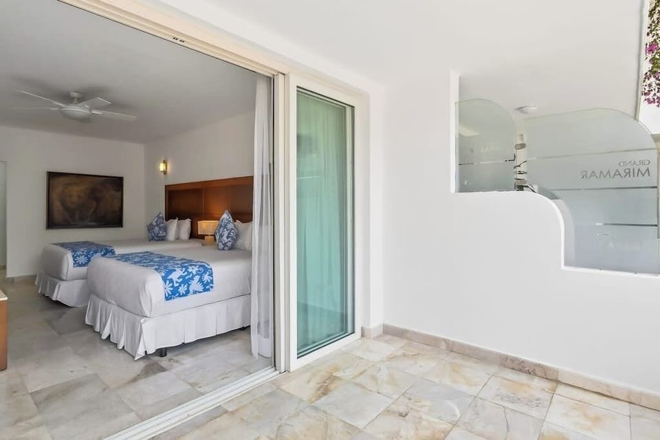 Modern Hillside Suite With Balcony, City View, Pools, gym & Full Kitchen Apartment in Puerto Vallarta