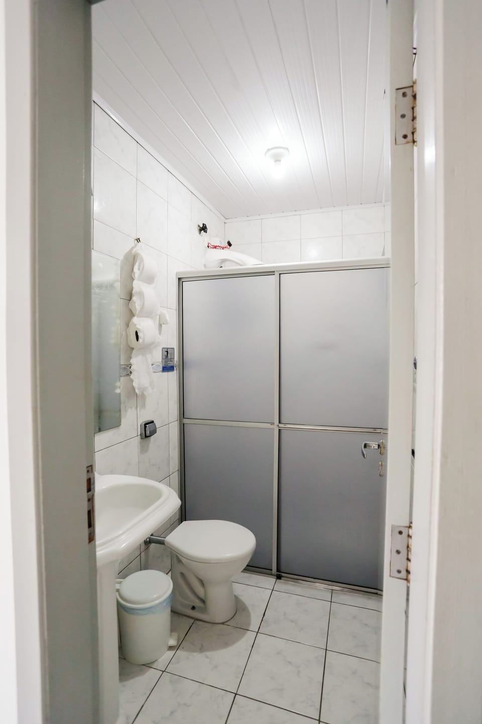 Basic Double Room, Non Smoking | Bathroom | Shower, towels, soap, shampoo