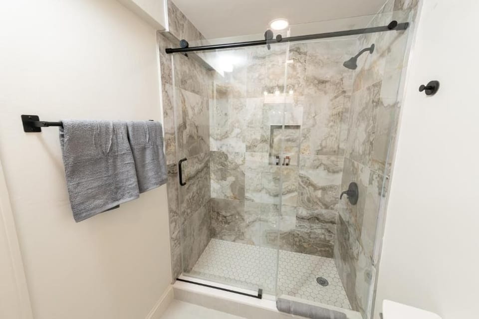 Pond Room | Bathroom | Shower, hair dryer, towels, soap