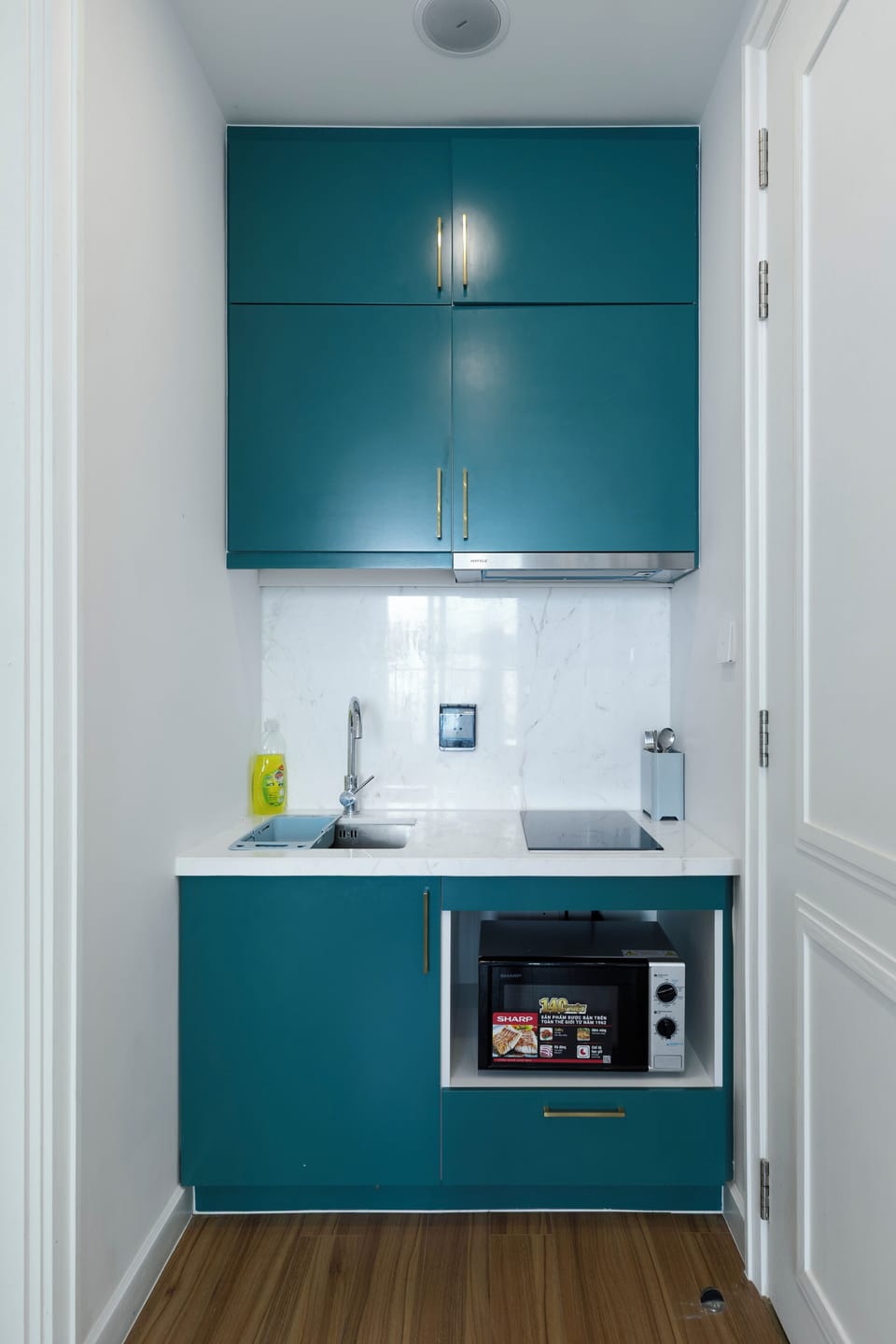 Deluxe Apartment, 2 Bedrooms, Sea View | Private kitchen | Fridge, microwave, stovetop, cookware/dishes/utensils