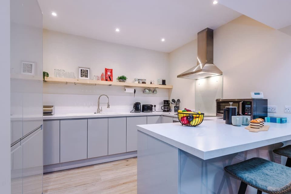 House | 2 bedrooms, desk