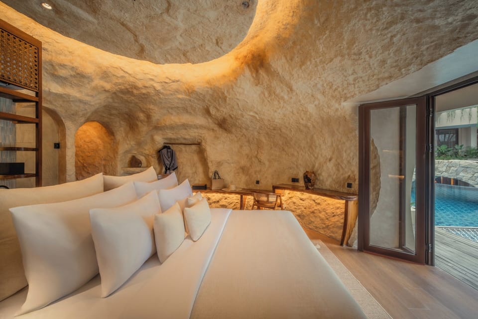 1 Bedroom Plunge Pool with Lagoon Access | Premium bedding, minibar, free WiFi, bed sheets